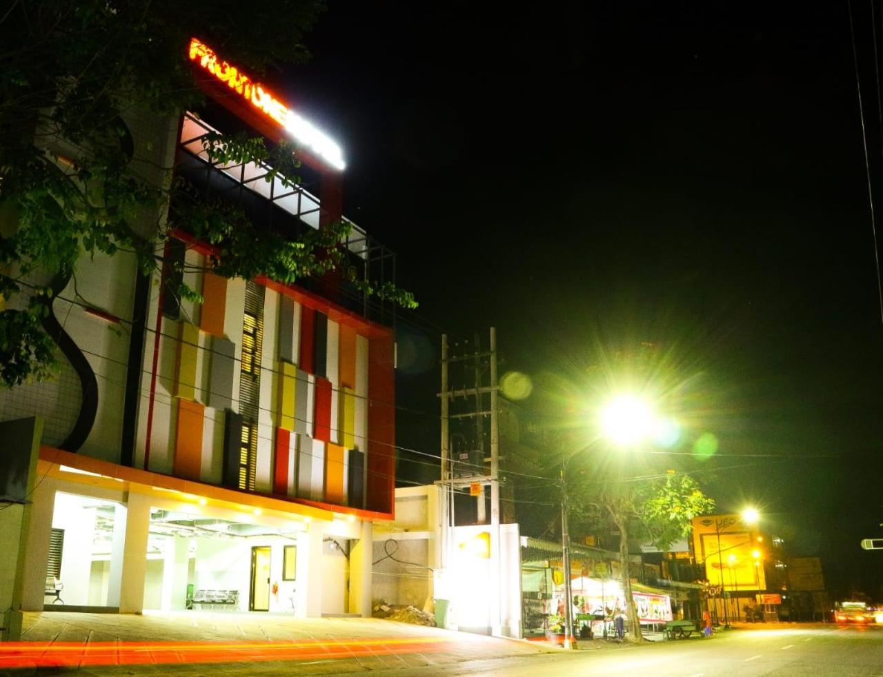 Front One Hotel Tulungagung Exteriör bild